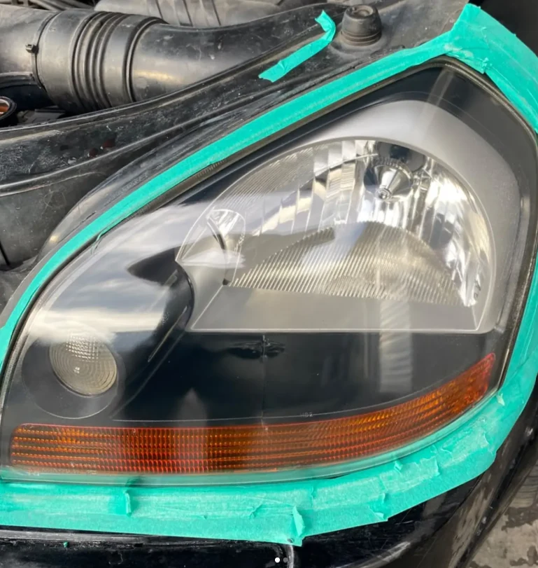 Farol durante o atendimento, com fita protegendo a região ao redor da lente